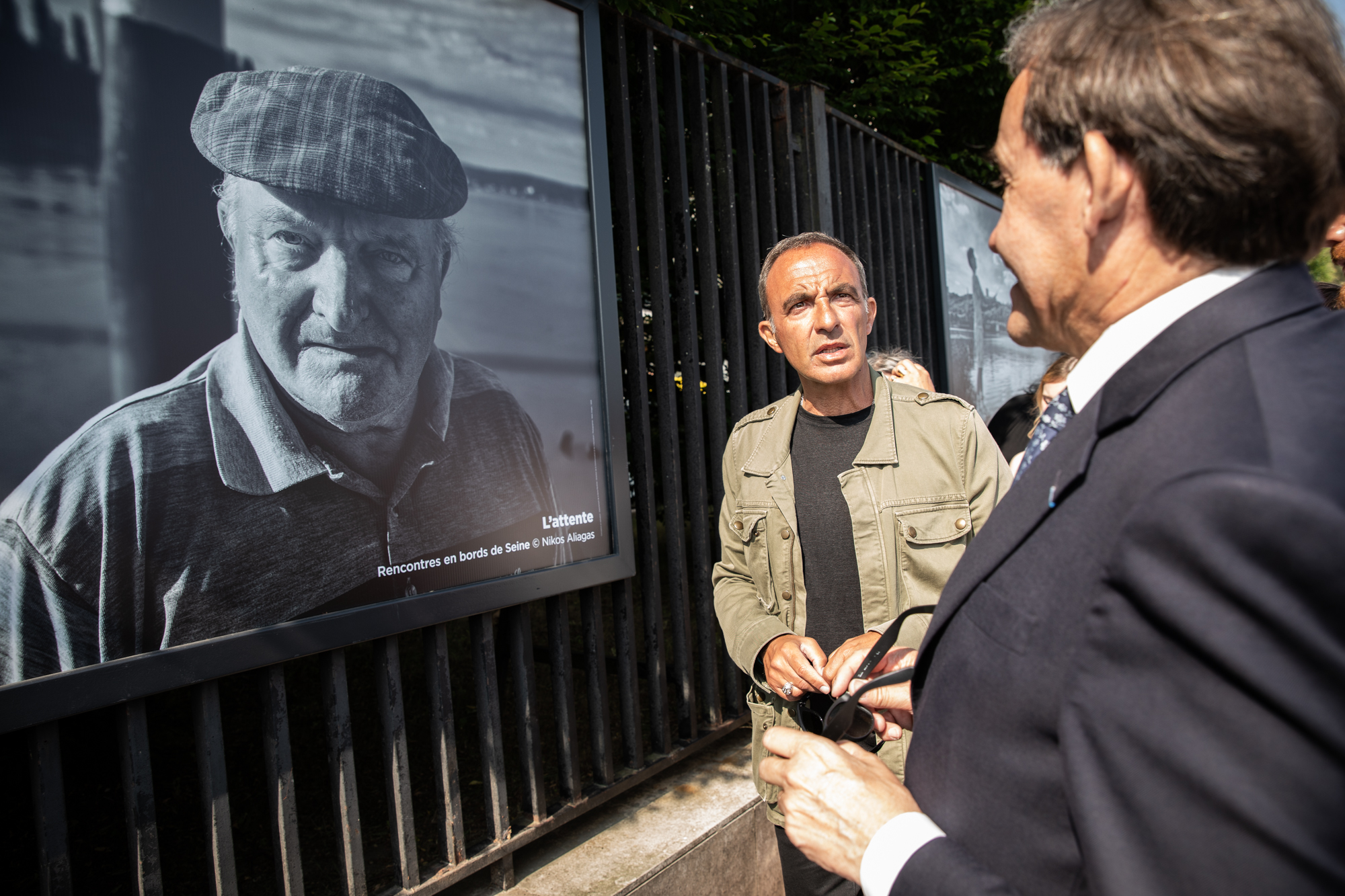 Nikos expose une trentaine de ses oeuvres photographiques sur les grilles de l'Hôtel du département de Seine-Mariitme, qui Jean-Loulin à Rouen. Ici en compagnie du président du Département -  Photo © CD76