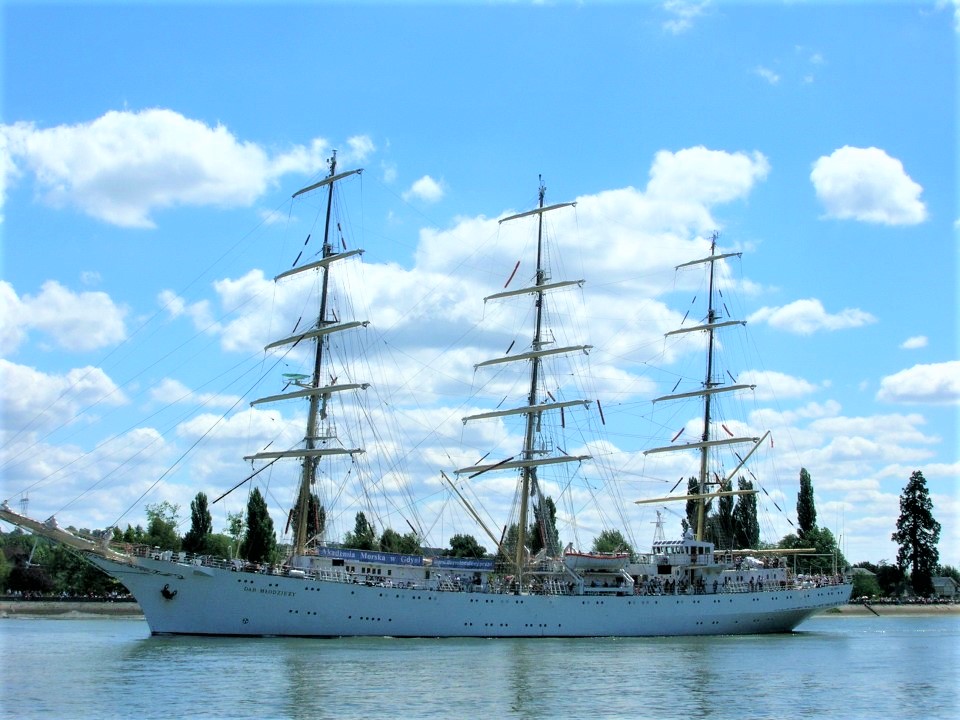 Le Dar Mlodziezy, signifie "Don de la jeunesse". Ce voilier a été construit en 1981 dans les chantiers navals de Gdansk pour remplacer la frégate Dar Pormoza, navire-école de la marine polonaise. Photo © Armada