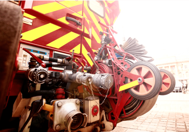 Parallèlement à l'extinction du feu, les sapeurs-pompiers ont pris en charge les deux victimes - Illustration © Adobe Stock