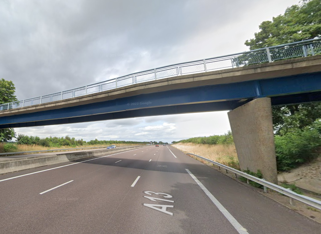 Le poids lourd s'est renversé et encastré dans une pile de ce pont enjambant l'autoroute A13 - Illustration © Google Maps