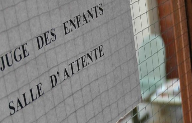 L'adolescent a été mis en examen par un juge des enfants pour violences avec armes (Photo d'illustration)