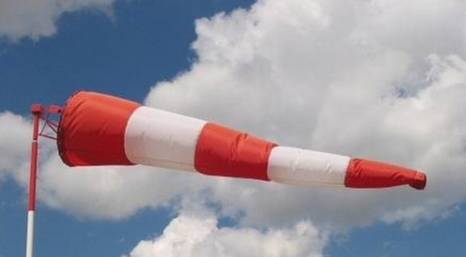 Rafales de vent et pluie en Île-de-France : prudence sur la route