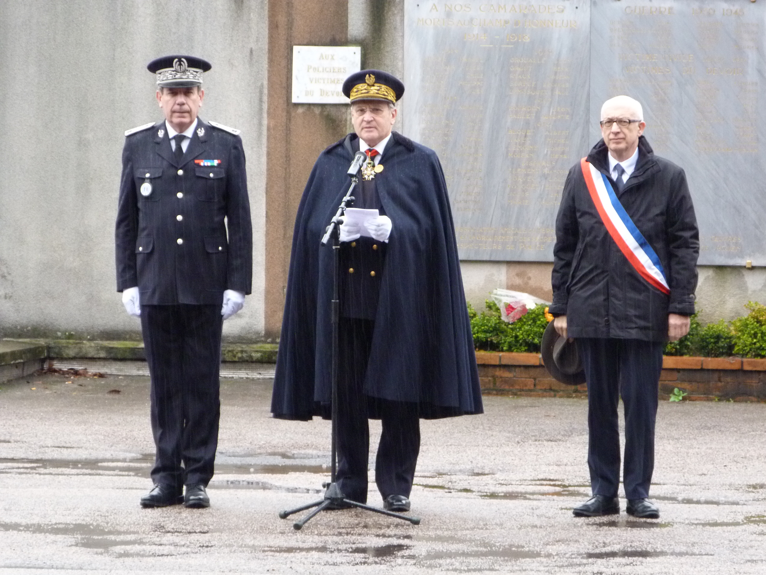 Le préfet Pierre-Henry Maccioni entouré d'Yvon Robert, maire de Rouen et du contrôleur Philippe Trénec, DDSP de Seine-Maritime (Photo DR)
