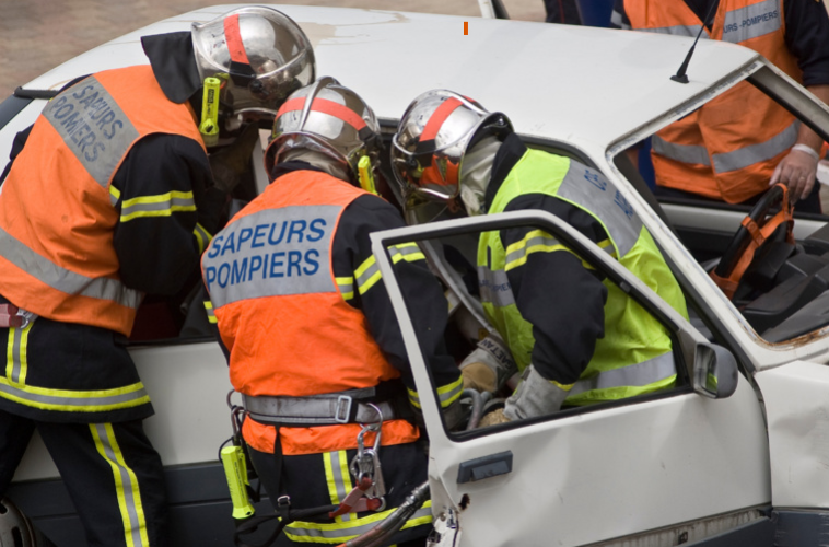 Les secours ont dû procéder à la cérisation du véhicule pour en extraire une personne blessée grave - Illustration © Adobe Stock