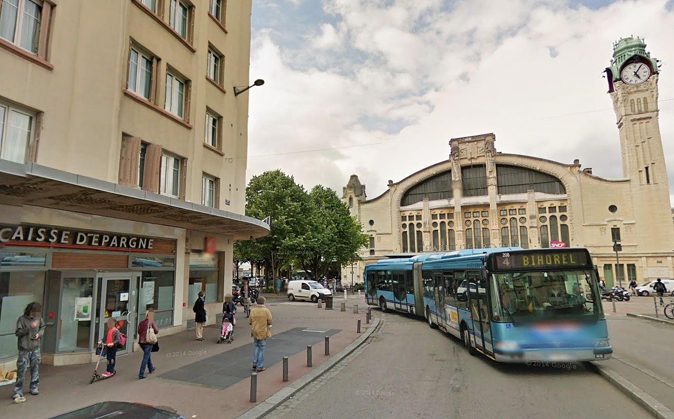 L'agression s'est produite devant l'agence de la Caisse d'Epargne (près de la gare SNCF) où le jeune homme venait de retirer de l'argent au distributeur automatique (Photo d'illustration @Google Maps)