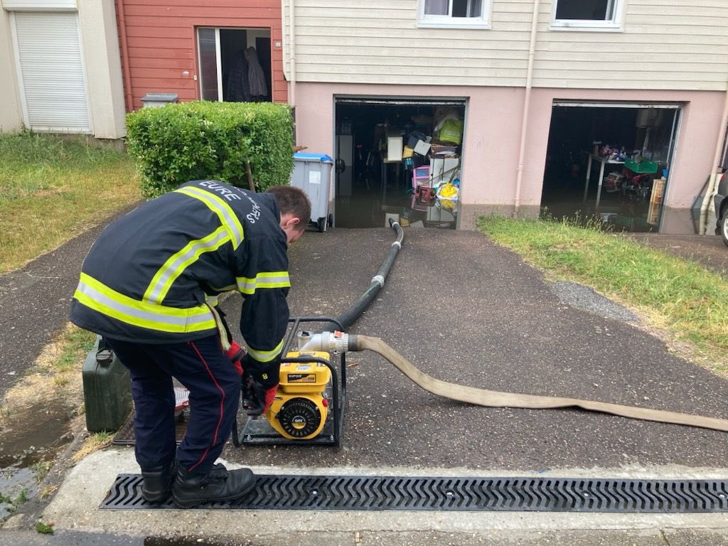 Les sapeurs-pompiers ont été appelés dans de nombreux cas à procéder à des opérations d'épuisement dans des habitations inondées - Photo  @Twitter/Préfecture27