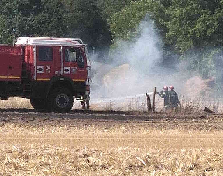 Une trentaiine de sapeurs-pompiers et un camion pompe tonne de grande capacité ont été engagés dans la nuit pour lutter contre un feu de sous-bois dans l'Eure - Illustration