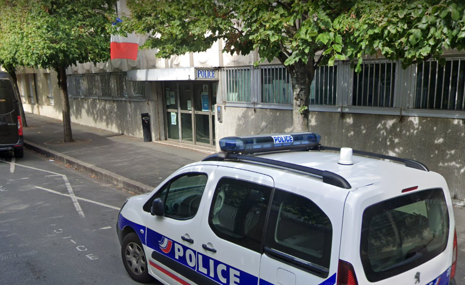 Le véhicule de police, stationné devant le commissariat, boulevard Louis-Lemelle, a été endommagé au niveau du capot par l'engin incendiaire - Illustration