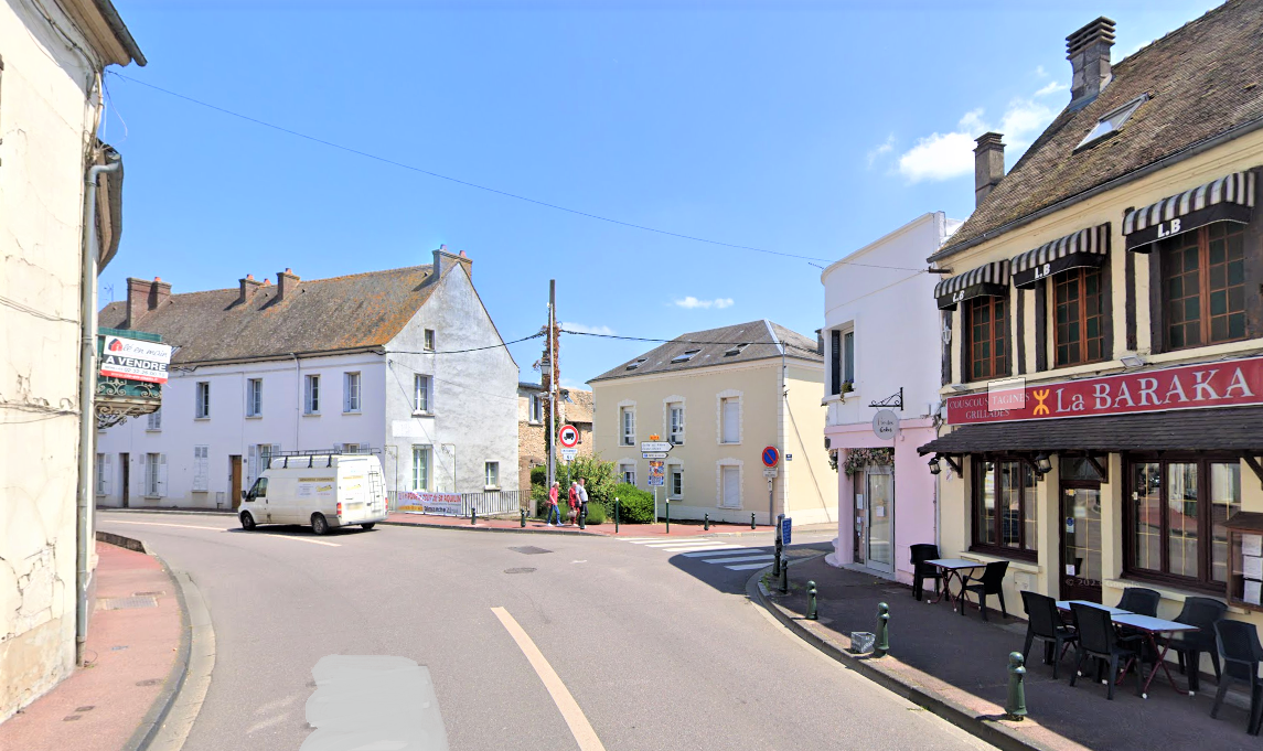 La pétition mise en ligne ce soir sur internet suggère l’installation d’un stop ou de feux tricolores a l’intersection des rues Marcel-Moisson et de Dreux, ce qui aurait pour effet de ralentir la vitesse dans la rue principale-  illustration