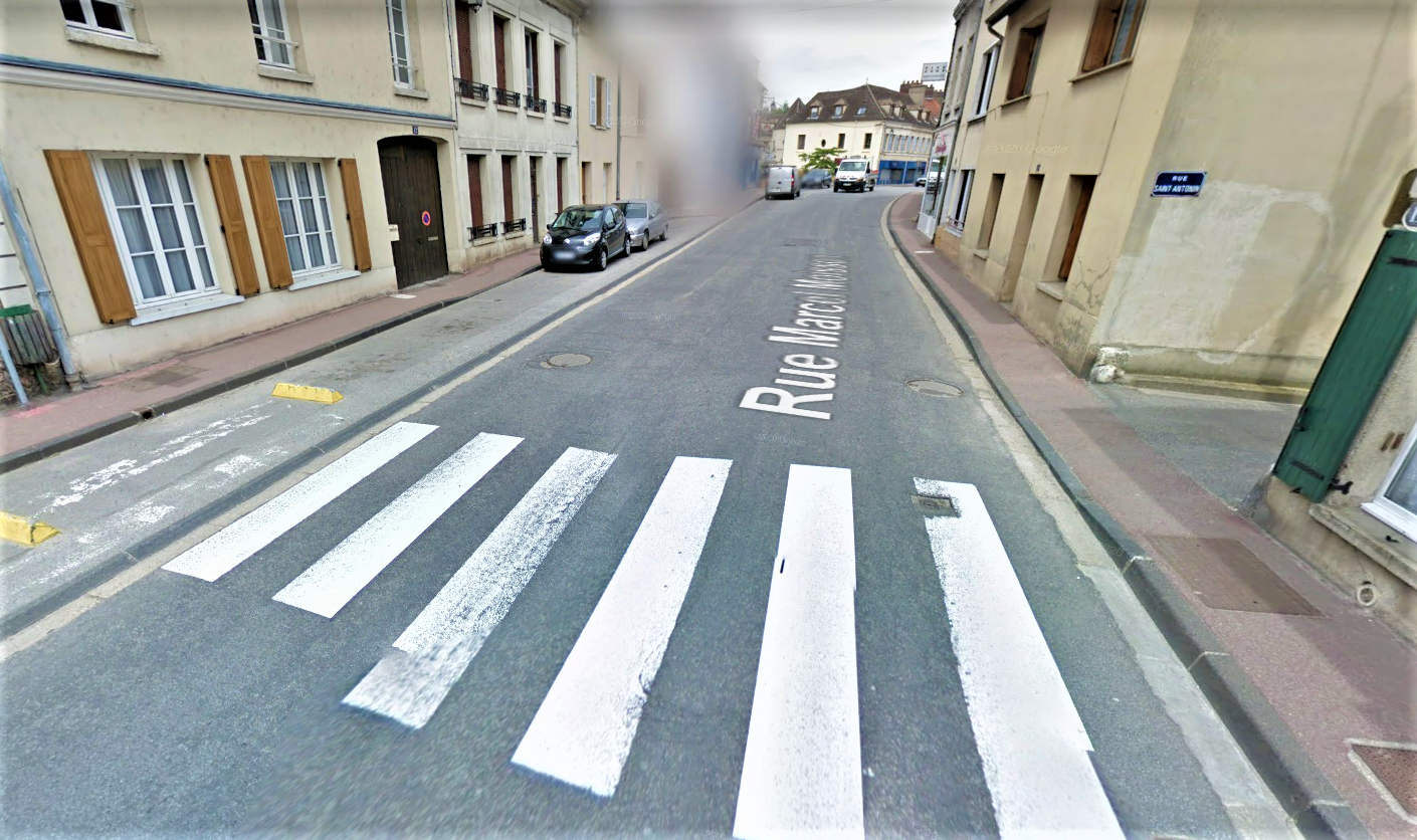 Le drame est survenu au niveau de ce passage  réservé aux piétons, rue Marcel-Moisson : la mère de famille et ses deux enfants traversaient la rue quand ils ont été fauchés de plien fouet par une Audi A5 conduite par un jeune homme de 22 ans - Illustration