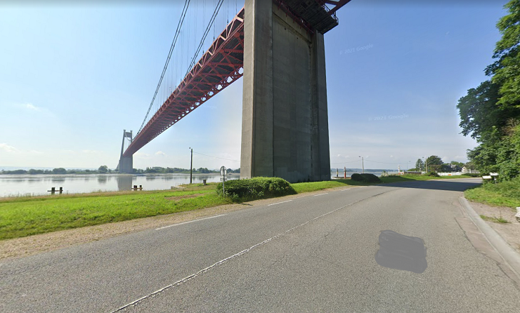 Le véhicule circulait route du Havre (D982) quand pout unr aison inconnue il a fait une sortie de route et a fini sa course dans la Seine