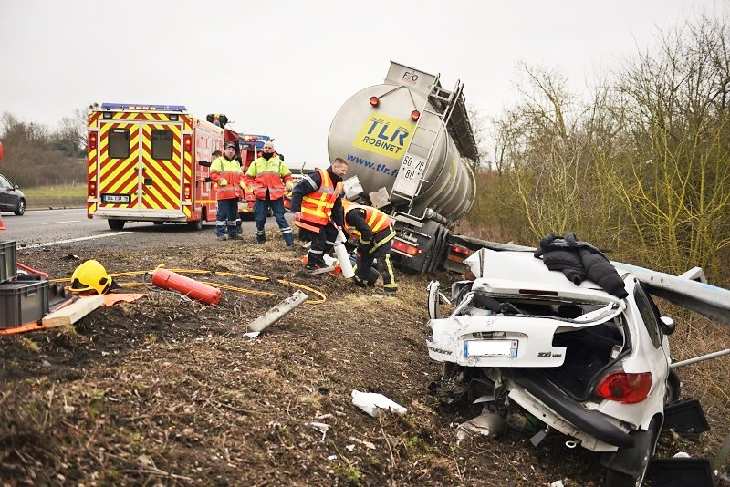 La conductrice de la Peugeot 206, dont l'état en dit long sur la violence du choc, est une miraculée (Photo : E.Faller/Sdis78)