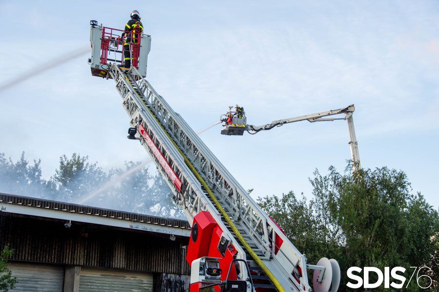 Le feu a été éteint au moyen de trois lances à incendie dont une sur échelle - Photo © Sdis76
