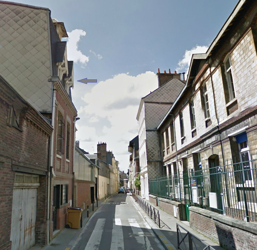 Le logement situé sous les combles (flèche) de ce petit immeuble en briques rouges de la rue Saint-André était complètement embrasé à l'arrivée des secours (Photo d'illustration)