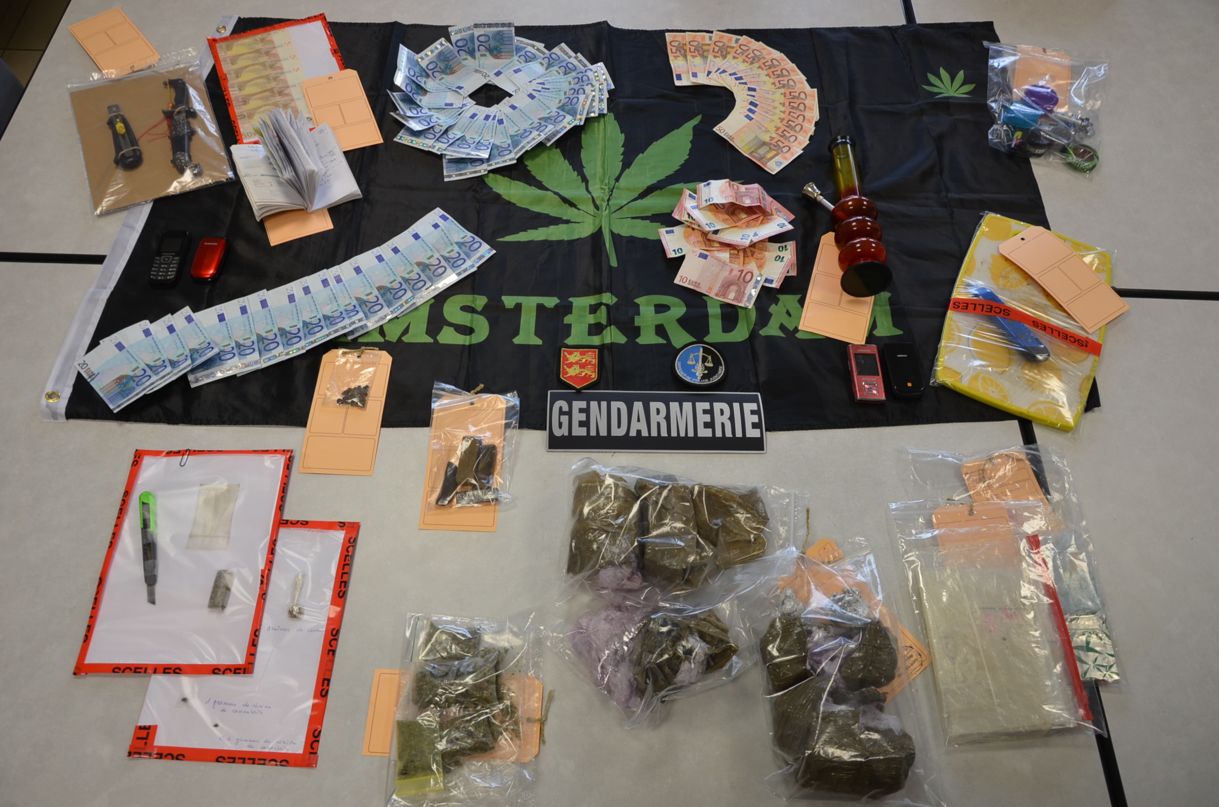 De la résine, de l'herbe de cannabis, une importante somme d'argent ainsi qu'un livre de comptes "bien tenu" ont été saisis lors de la perquisition au domicile de la tête de réseau à Sotteville-lès-Rouen (Photo : Gendarmerie nationale )