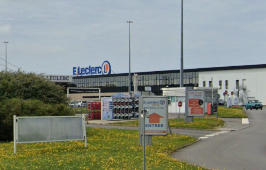 Trois des magasins, inondés, ont été contraints de reporter de quelques heures leur ouverture - Illustration