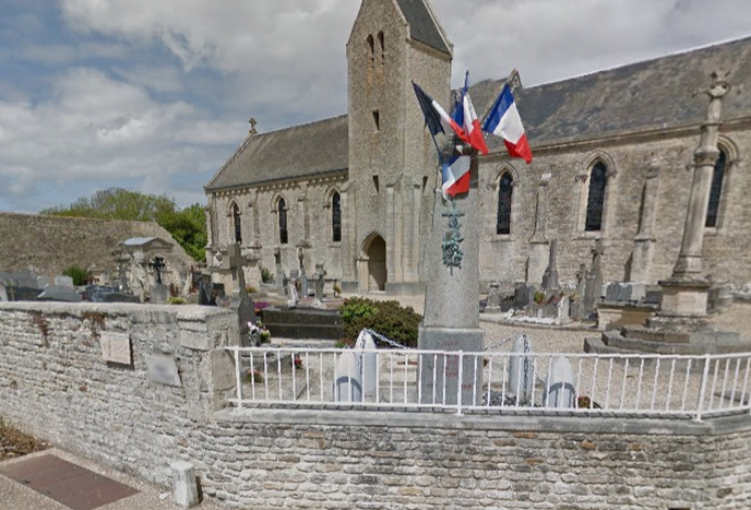 Le cimetière de Tracy-sur-Mer est adossé à l'église dans le bourg (Photo d'illustration)