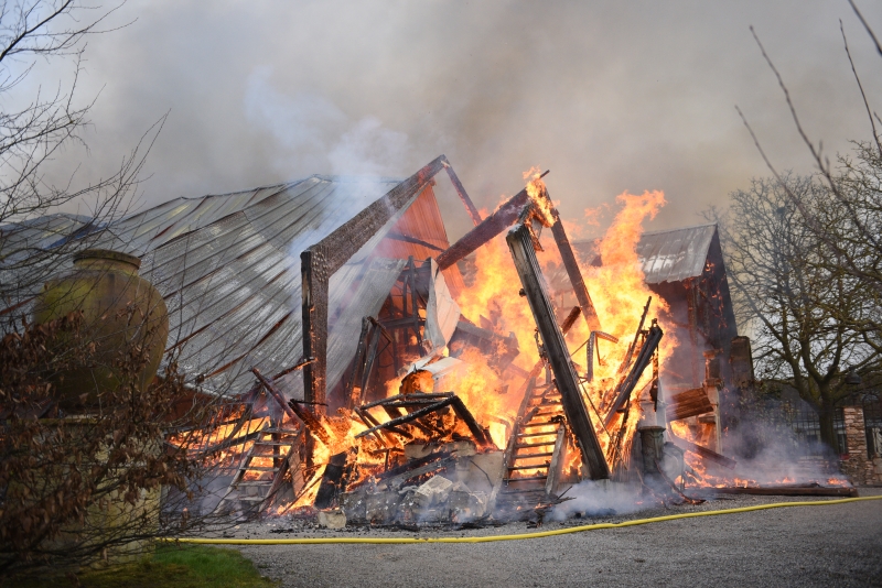 L'entrepôt de 600 m2 a été entièrement ravagé par les flammes (Photo : J.Thomas/G.Kouamé / Sdis78)