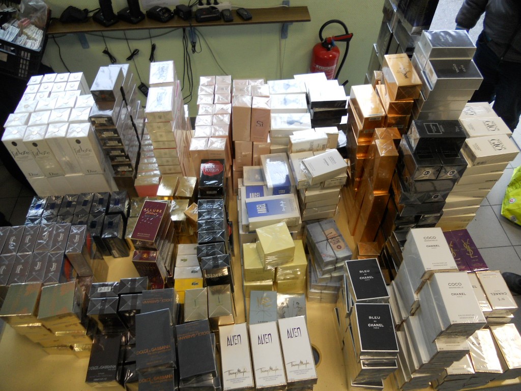 1 285 flacons de parfums de contrefaçon prêts à la commercialisation découverts dans des sacs de sports à bord d'un autocar de tourisme (Photo Douanes françaises)