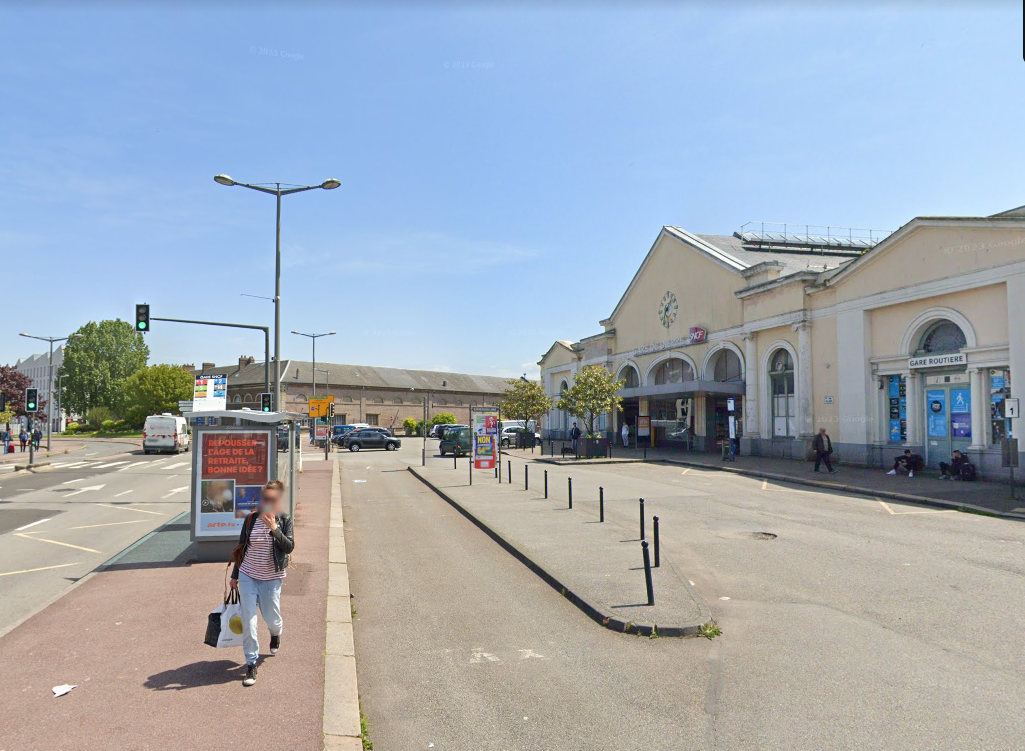 Le vol avec violences a eu lieu place Pierre-Sémard, près de la gare SNCF - Illustration © Google Maps