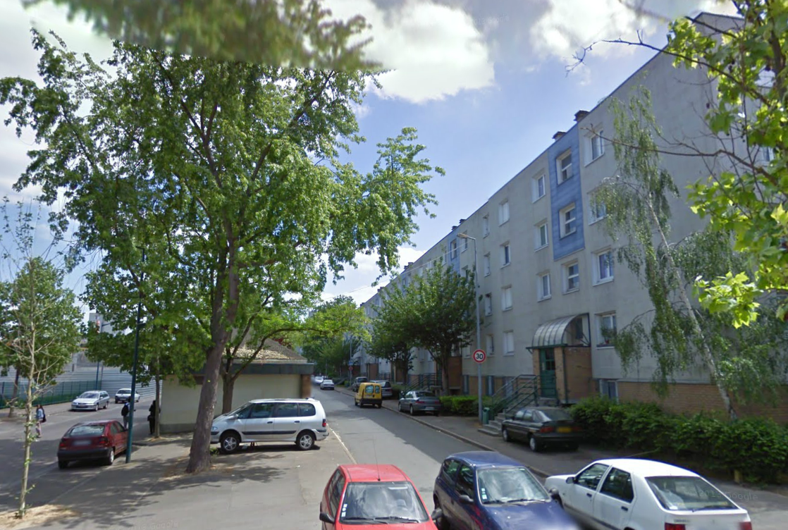 L'enfant aurait échappé à la surveillance de sa mère et a chuté du 4e étage de l'immeuble, rue Fragonard, dans le quartioer des Peintres de la cité du Val-Fourré (Photo d'illustration)