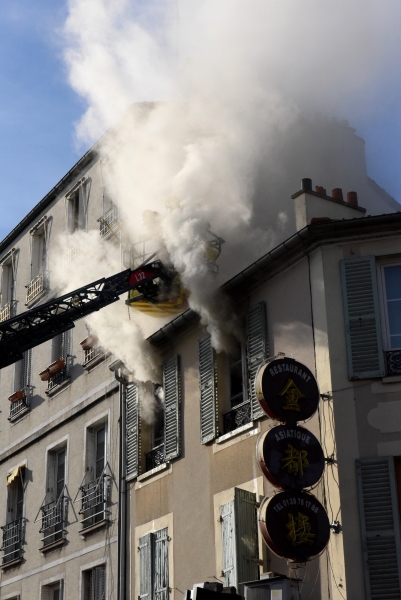 A l'arrivée des pompiers, un panache de fumée sortait des fenêtres de l'appartement en feu