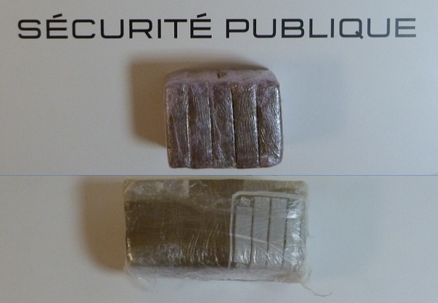5 plaquettes de résine de cannabis (en haut) et un bloc d'1 kg d'héroïne ont été découverts dans le sac balancé dans le jardin d'une propriété par le fuyard (Photo DDSP)