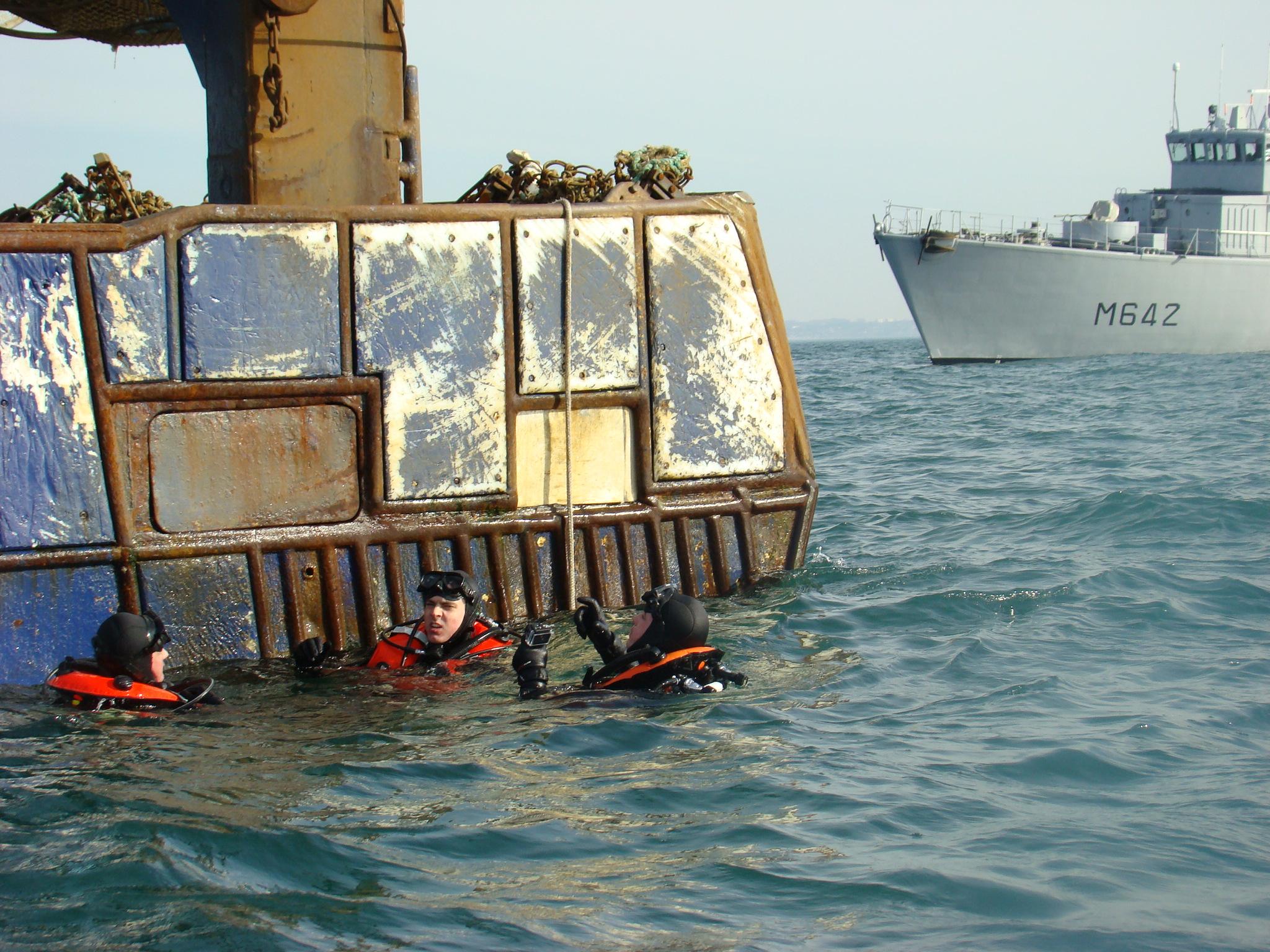 Les plongeurs du Cassiopée lors de leur intervention sur le chalutier "Pierre de Jade", au large du cap d'Antifer ce jeudi (Photo Marine nationale)