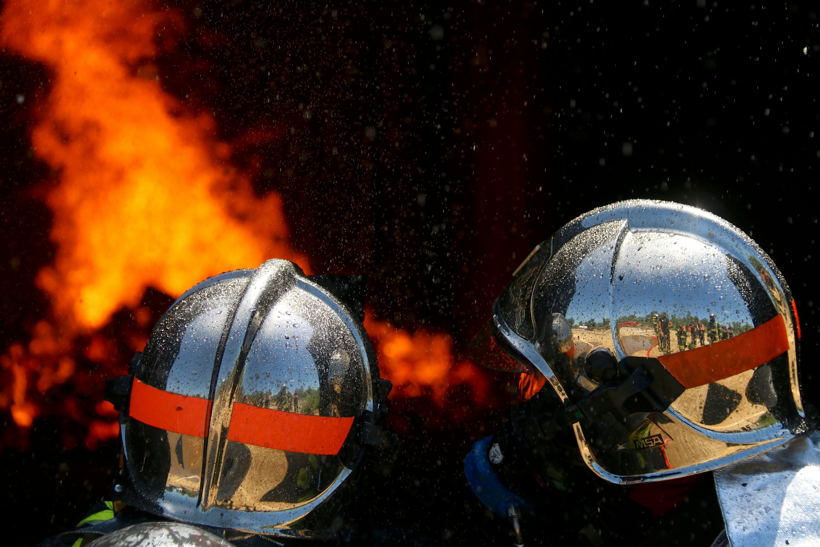 Les sapeurs-pompiers ont dû déployer deux lances à incendie pour venir à bout des flammes - Illustration © Adobe Stock