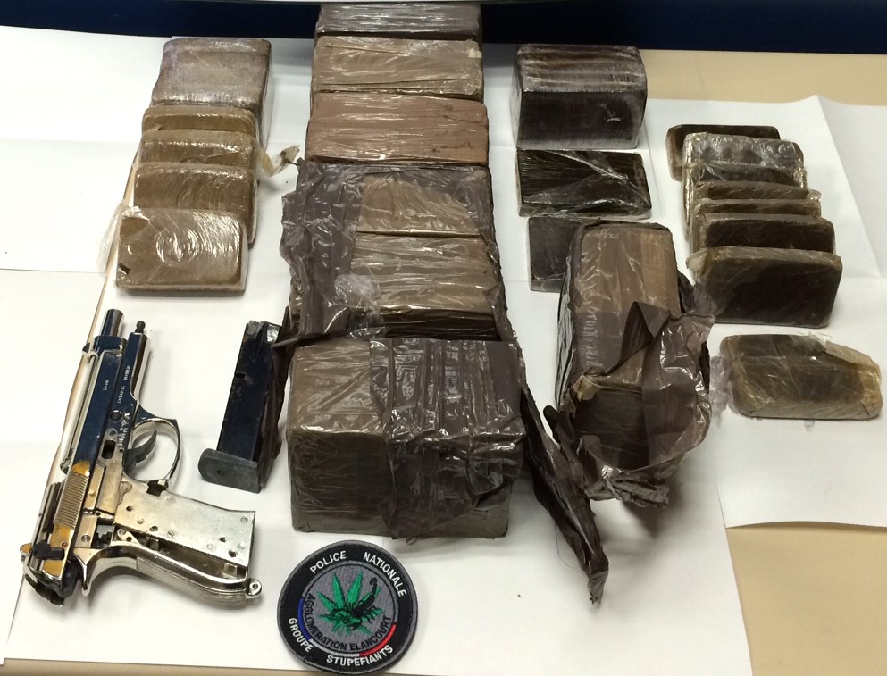 Des pains et des savonnettes de résine de cannabis conditionnés dans des films transparents ainsi qu'une arme de poing ont été saisis par les policiers (Photo DDSP78)