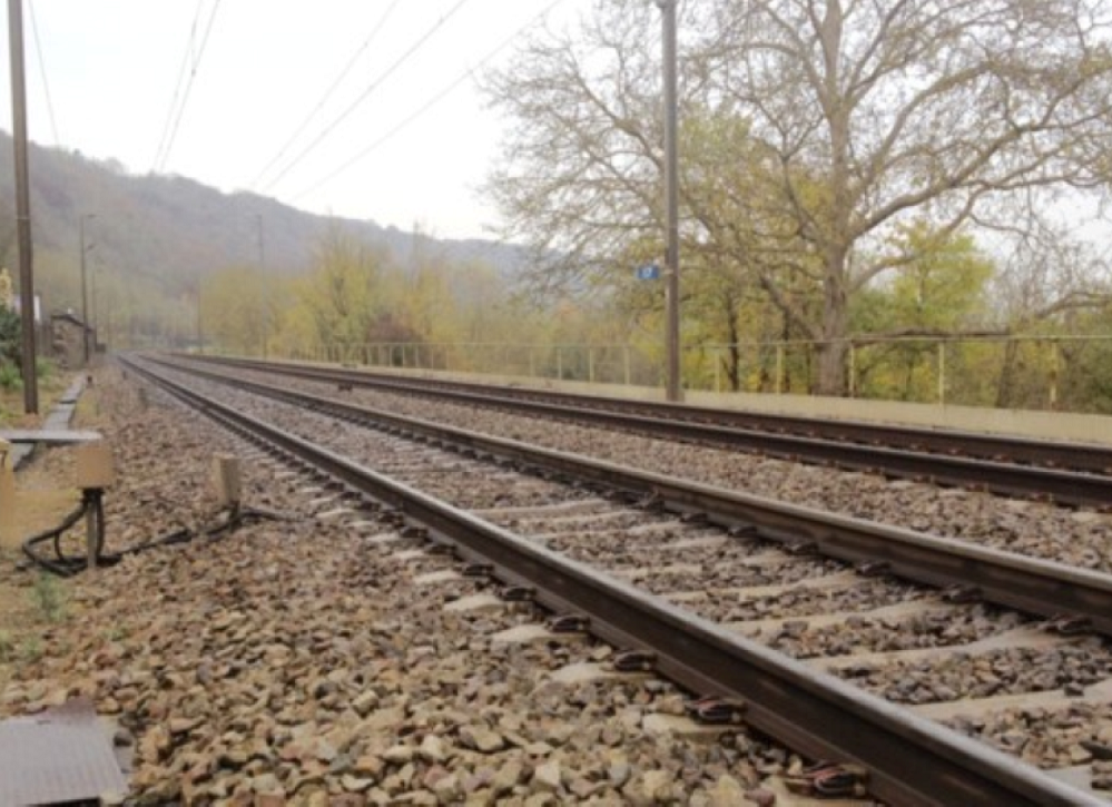 La voiture était arrêtée sans occupant à bord sur les voies à proximité d'un passage à niveau - Illustration