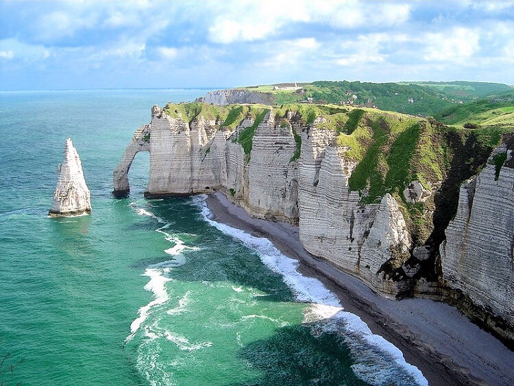 Les falaises d'Etretat, haut lieu touristique normand, sont aussi tristement célèbres pour ses suicides