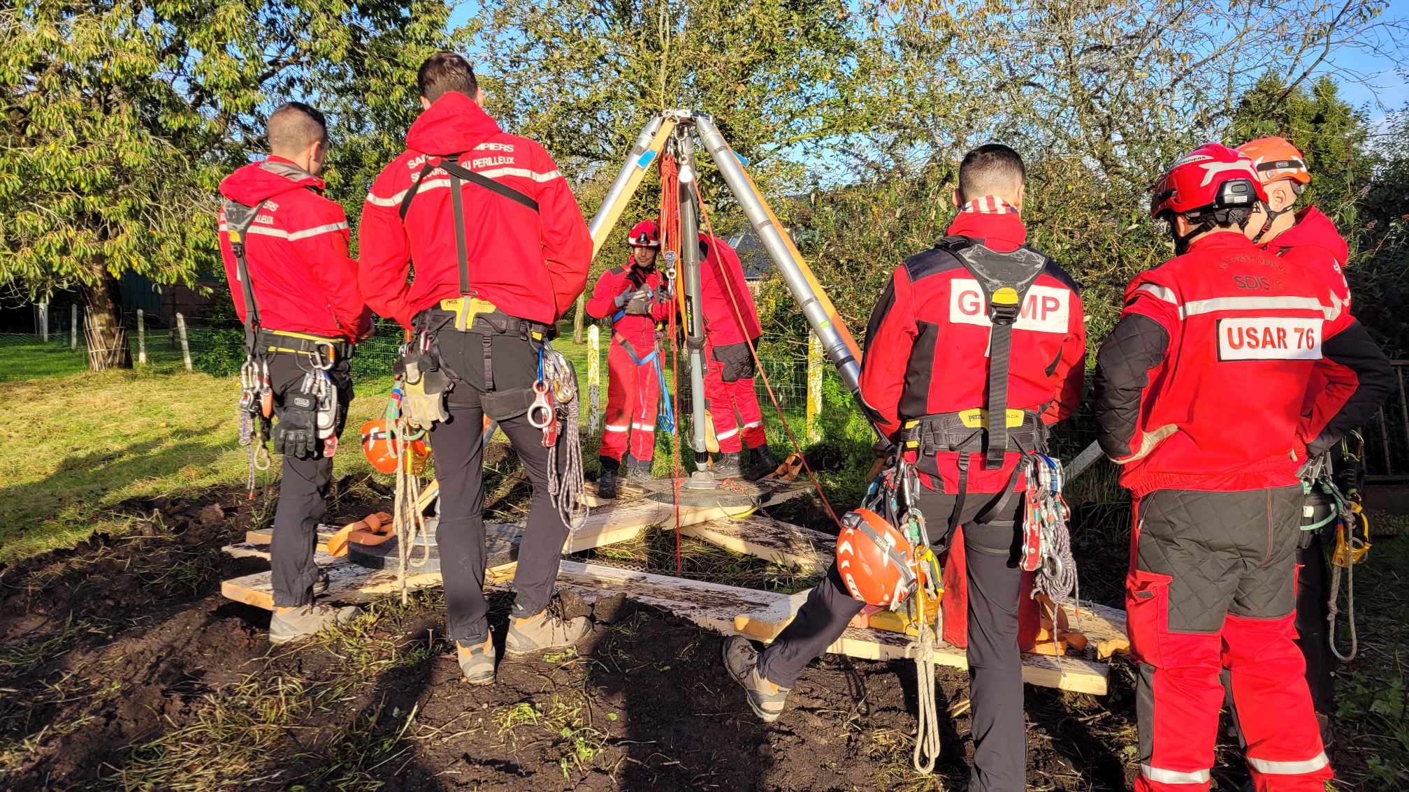 Les équipes spécialisées du service départemental d'incendie et de secours ont pu remonter la brebis saine et sauve - Photo Sdis76