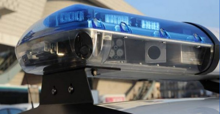La Twingo volée lors d'un home-jacking a été repérée par une voiture de police équipée du lecteur automatisé de plaques d'immatriculation (LAPI). Ce dispositif, muni de plusieurs caméras, est embarqué dans la rampe lumineuse et permet de détecter tout véhicule signalé volé ou recherché.