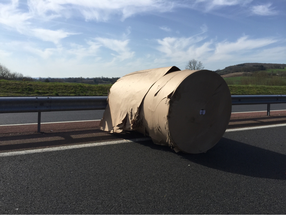 Le semi-remorque a perdu son chargement de balles de papier