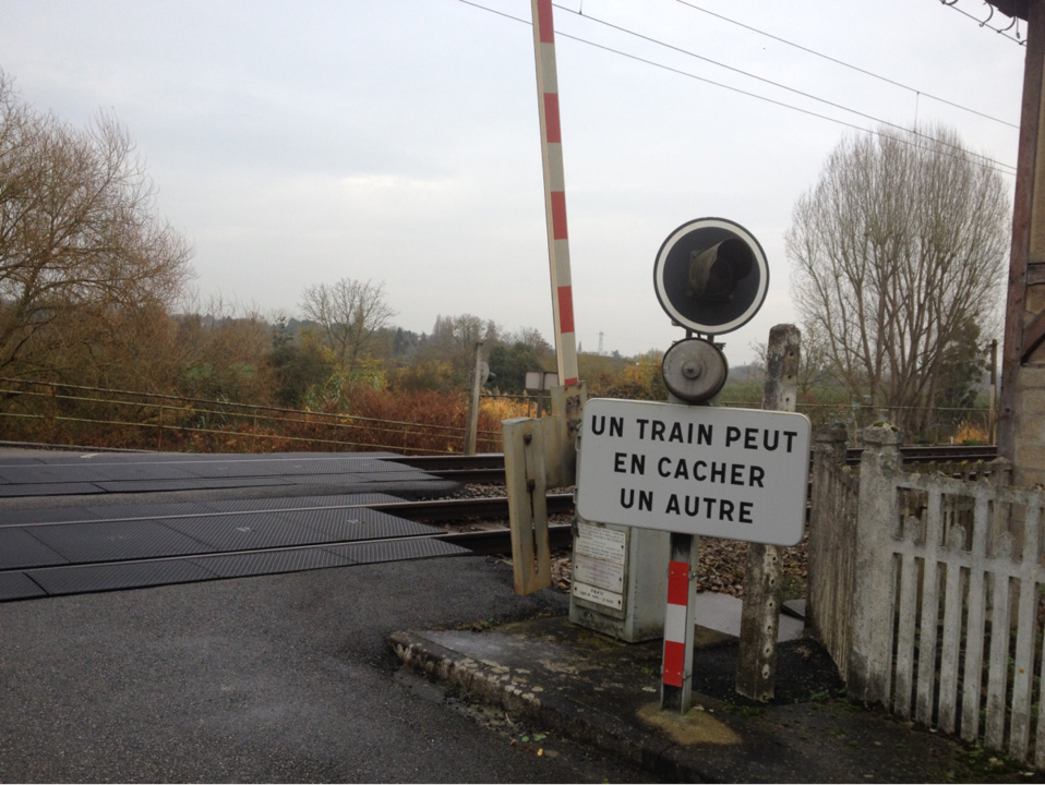 @illustration d'un passage à niveau automatique sur la ligne Paris- Rouen