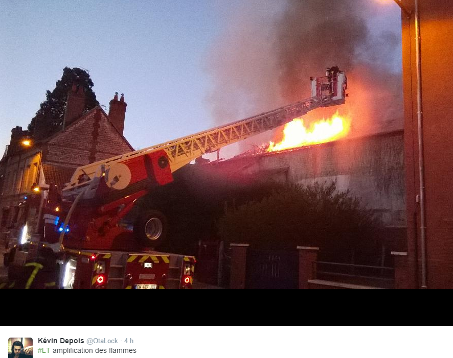 Les flammes s'échappent de la toiture : image impressionnante réalisée par un témoin de l'incendie, Kévin Depois @OtaLock