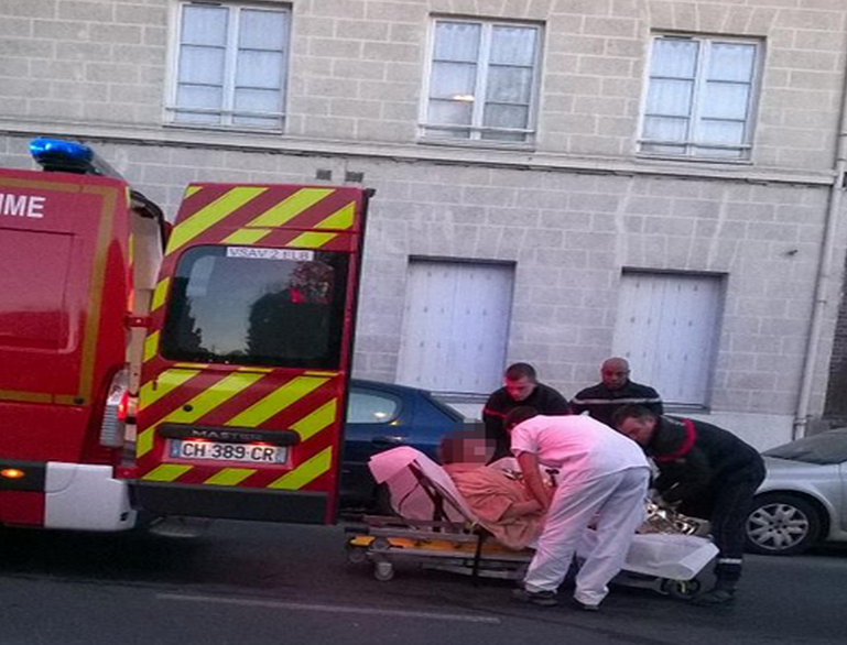Un homme de 80 ans intoxiqué par les fumées est pris en charge par les sapeurs-pompiers (@Photo : Kévin Depois @OtaLock/Twitter)