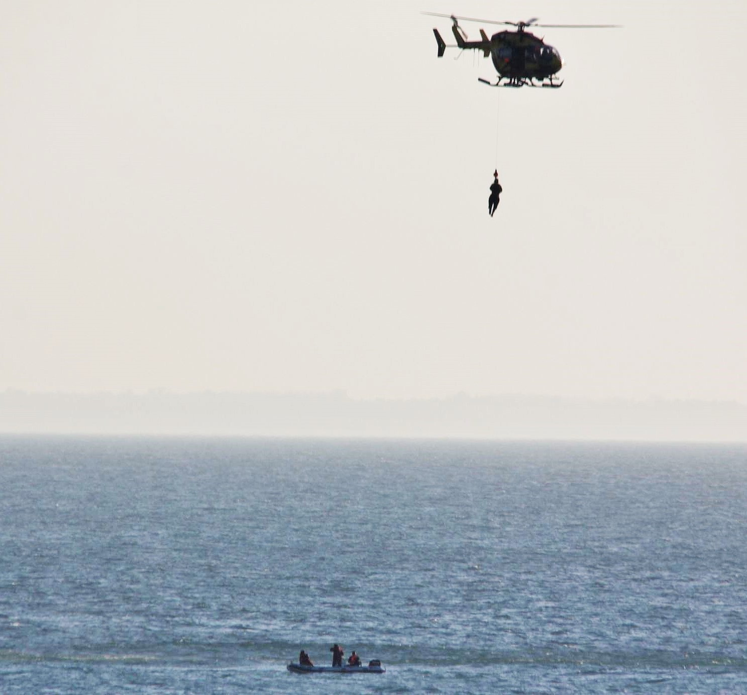 Deux des naufragés dont une fillette de 11 ans, ont été hélitreuillés à bord de l'hélicoptère de la Marine nationale pour être transportés à l'hôpital de Granville (Photo Sébastien Cottin)