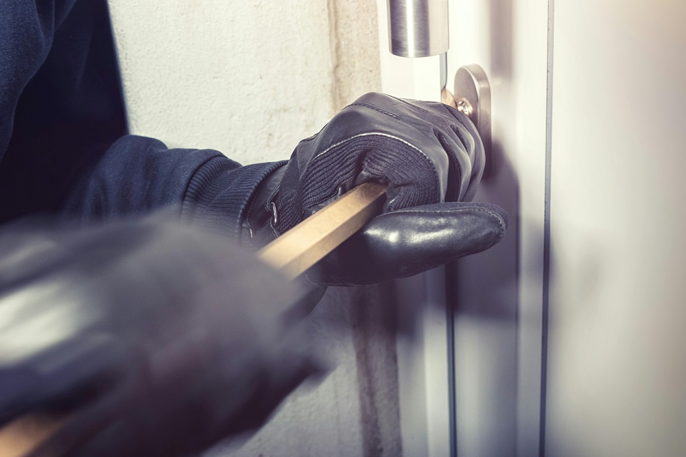 Un individu a été aperçu en train de forcer la porte du gharage - illustration © Pexels