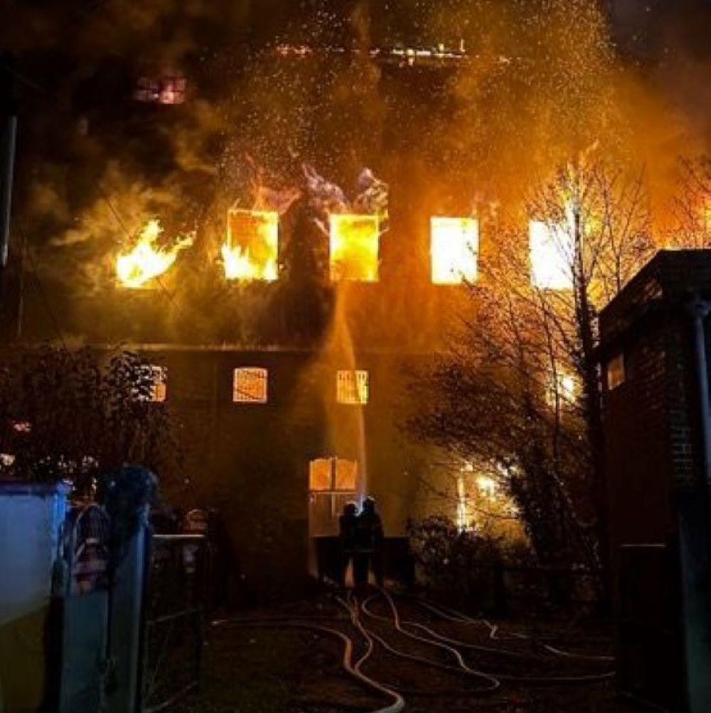 L’incendie a embrasé un ancien bâtiment situé à proximité de l’école Jean-Macé - photo DR