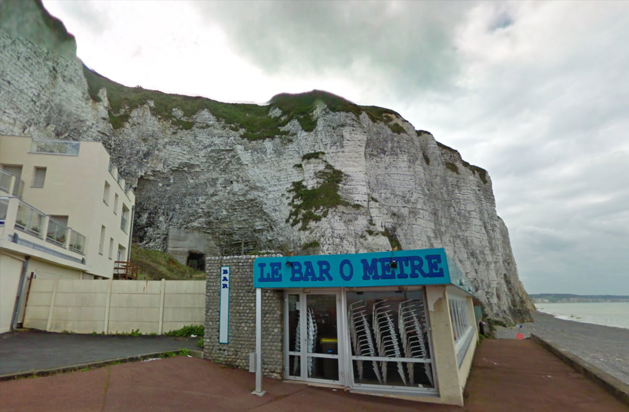 Le bloc de béton a glissé et s'est immobilisé au pied de la falaise, à environ 300 m de la ruie Alexandre Dumas - Illustration © Google Maps