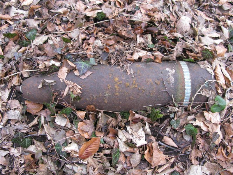 Régulièrement, des obus et autres munitions de différentes tailles sont découverts lors de travaux de terrassement, voire d'un déménagement (Illustration)