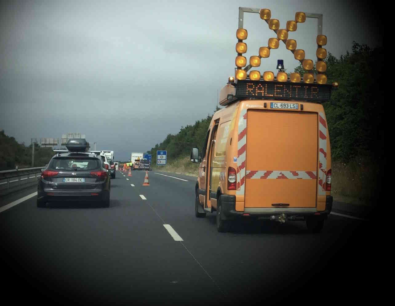 Deux véhicules de la Dirfection interdéparftementale des routes Nord-Ouest ont été mis hors d'usage en moions de 48 heures près de Rouen  - Illustration © infonormandie.com
