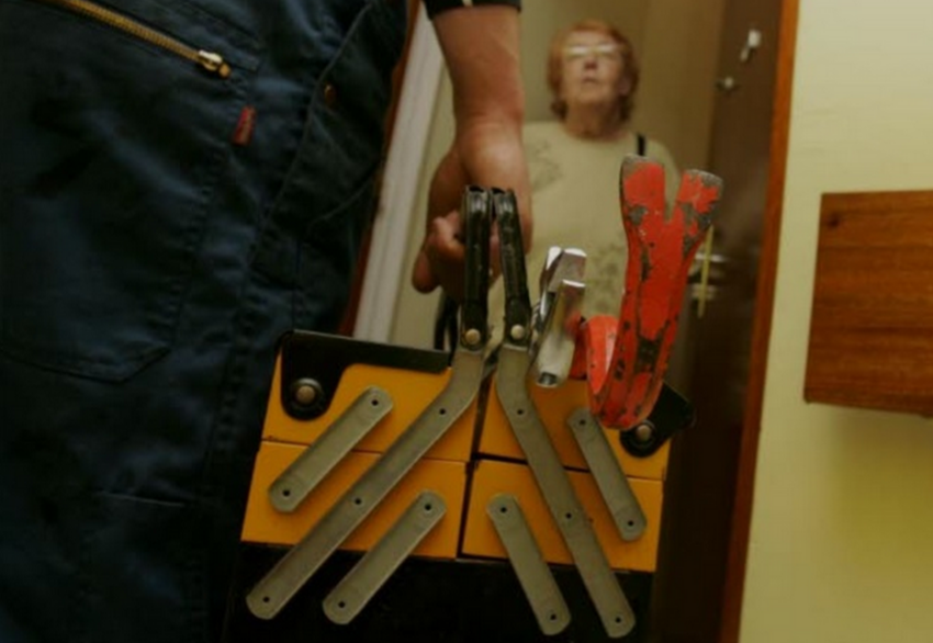 Le pseudo agents des eaux a insisté pour entrer dans le pavillon prétextant une vérification des canalisations (Illustration)