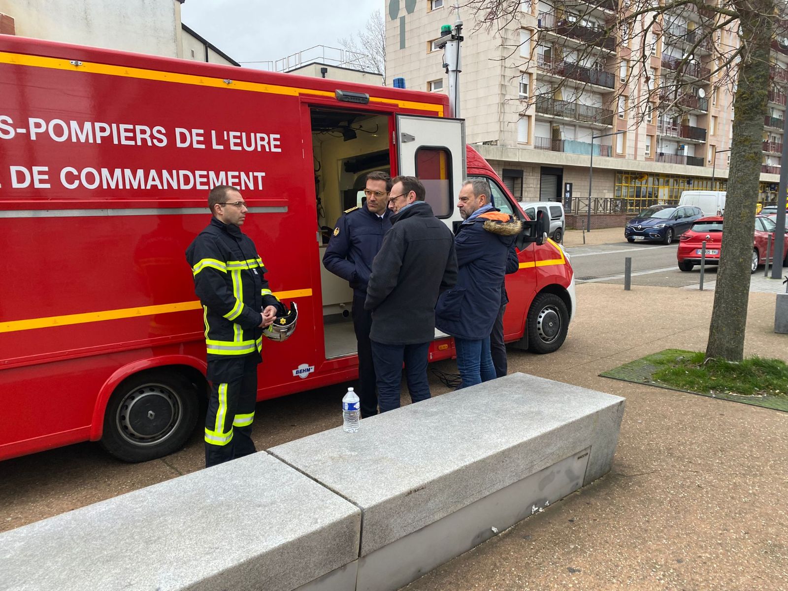 Le maire d'Evreux, Guy Lefrand, s'est rendu sur les lieux de l'incendie - Photo @ Ville d'Evreux