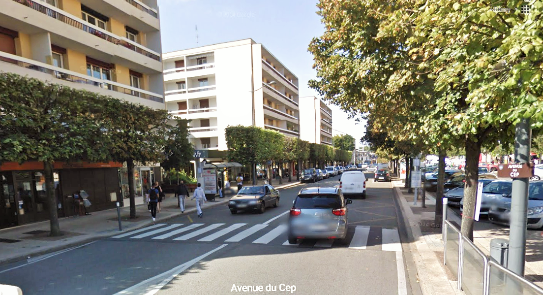 Le motard est venu faucher l'enfant qui marchait sur le trottoir (@Google Maps)