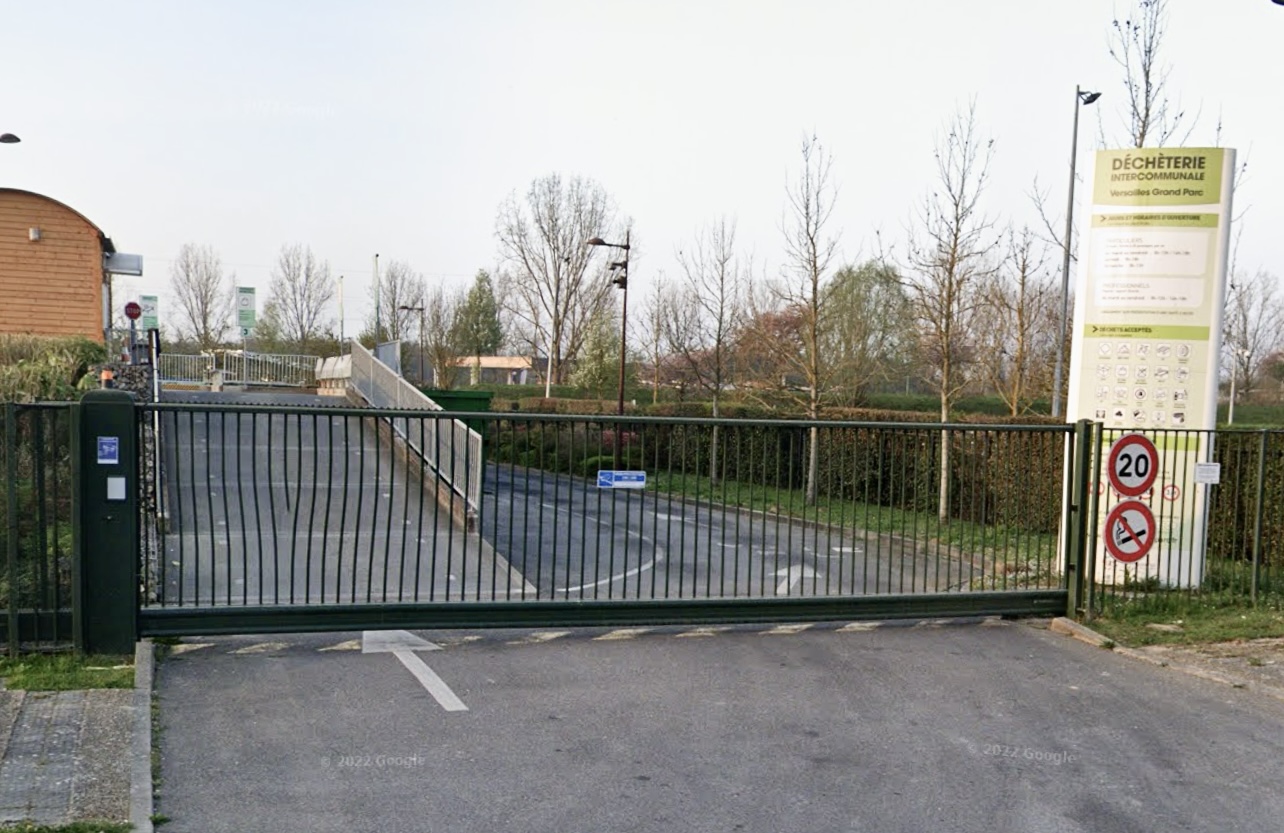 Les deux hommes ont escaladé le portail pour s’introduire dans la déchetterie - illustration