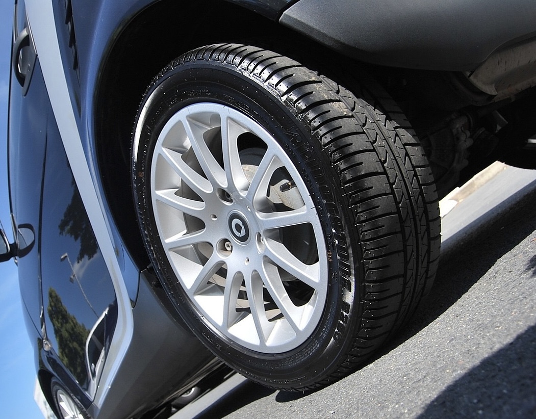 Trois des quatre roues avaient été démontées quand les policiers sont arrivés sur le lieu du vol - illustration @ Pixabay