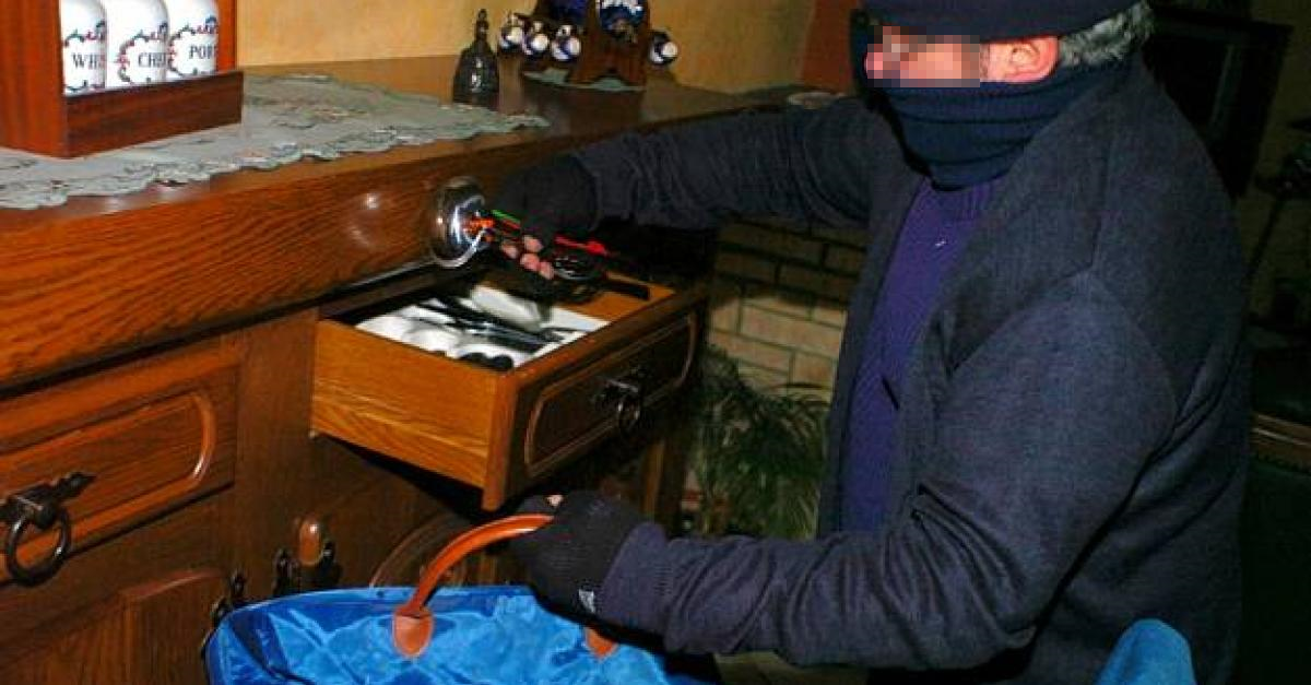 Les faux policiers ont fouillé les pièces et meubles de l'habitation et ont dérobé des bijoux (Illustration)